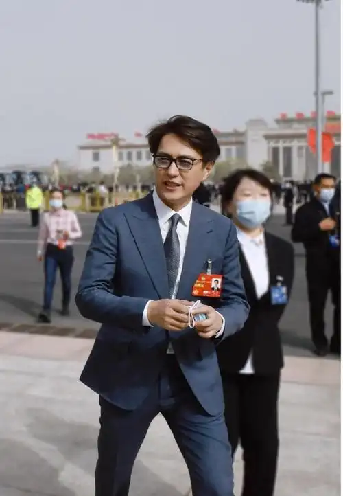 演员靳东参加两会引全网热议,身份显赫备受瞩目!