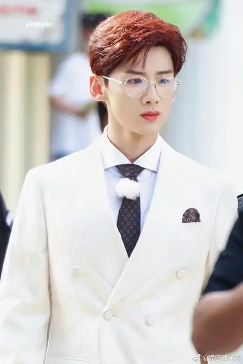 小白@白敬亭和白西装适配度太高!好帅