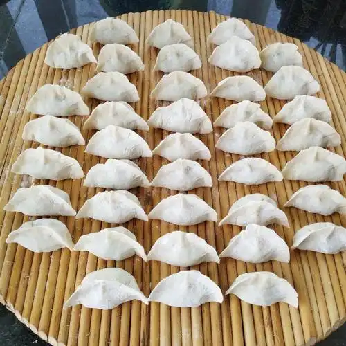 芹菜肉饺子,皮薄馅大,一口一个香极了