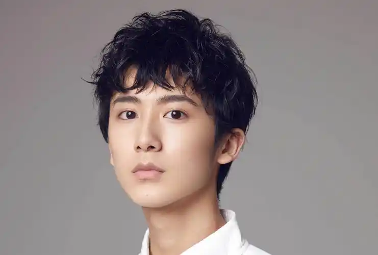 p>郝富申,1999年11月17日出生于辽宁省大连市,中国内地影视男演员.