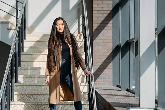 时尚,概念,全身,女孩,靠近,巨大,窗户,照片,长,黑发,衣服,褐色,外套