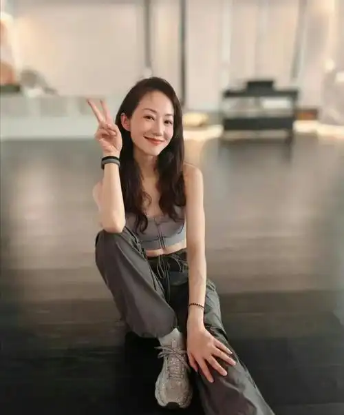 41岁的韩雪依然像个少女晒瑜伽裤健身照被吐槽本人回应