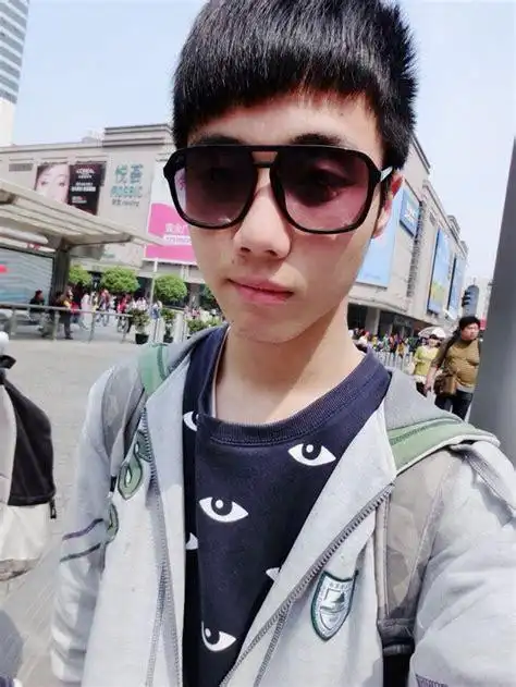 求5张初中男生 照片 必须是 同一个人 帅点的_百度知道