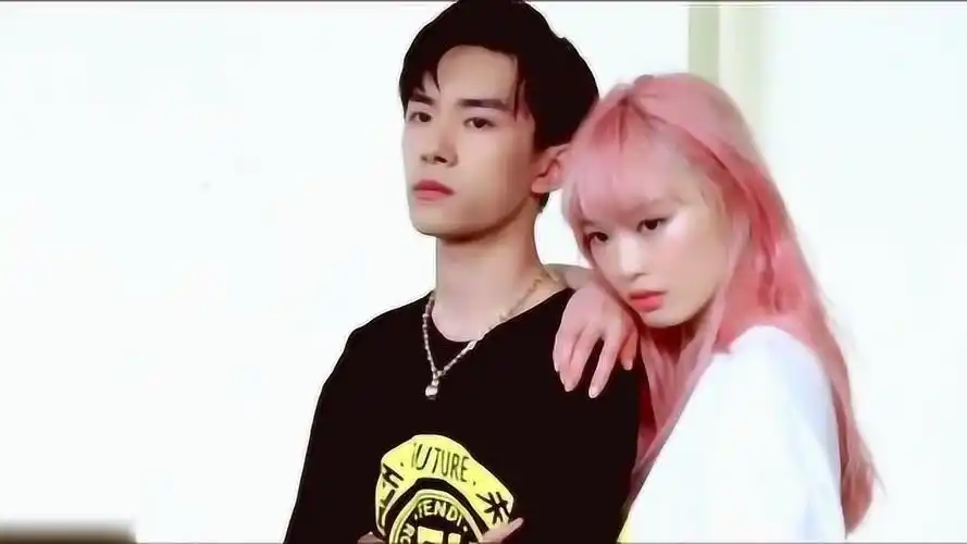 易烊千玺撒狗粮和女友秀恩爱好甜网友却看破玄机