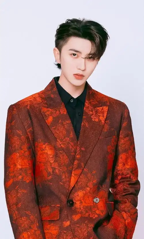 蔡徐坤中国红水墨西装造型