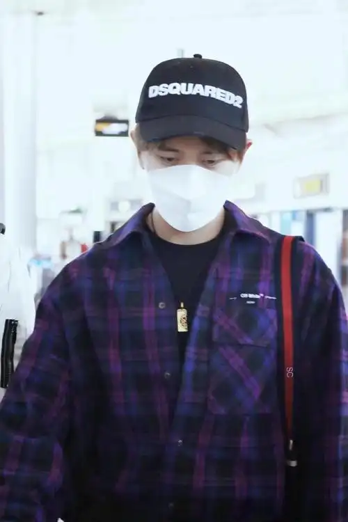 任嘉伦现身机场飞上海 低调休闲look挡不住闪亮大眼睛