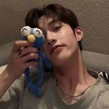 男生头像冷酷真人不失气质很好看一起看过海的人能记得很久很久吧