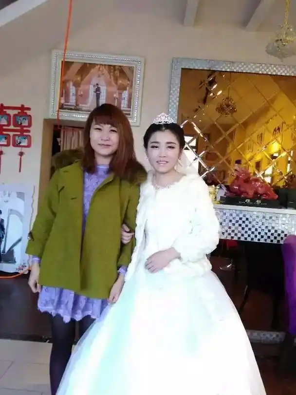 今天突然翻到了几年前,我和老公还有他妹妹的照片,那时候的相机 - 抖