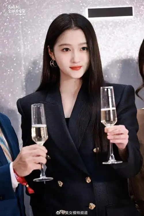 关晓彤戴墨镜穿黑西装又酷又飒