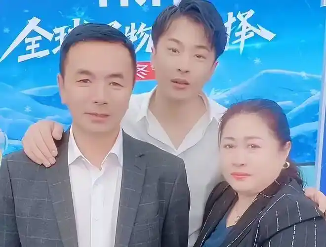 辛巴的母亲也在这个时候,开启了直播,而后身为而儿子的辛巴,也来到了