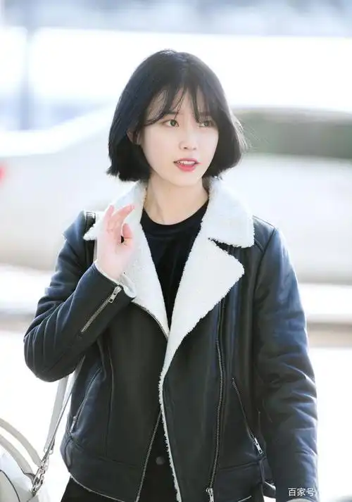 在机场出现的韩国歌手iu李知恩 短发可爱至极
