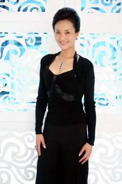 老演员李颖也开始装嫩录视频穿着时髦怎么看都不像有52岁