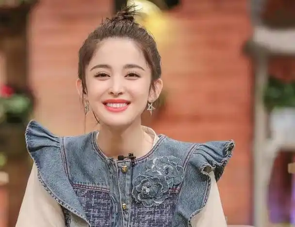 丸子头牛仔裙是夏天的味道,笑起来又甜又清爽|古力娜扎|妆容|连衣裙