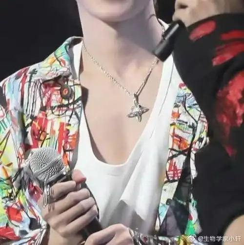 心动无限#这隐隐约约的胸肌(这事业线这锁骨yyds)@时代少年团-宋亚轩