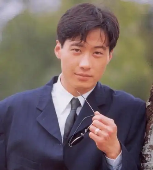 黎明年轻时演唱会近照,当摘下面罩的那一刻,网友直呼:我酸了