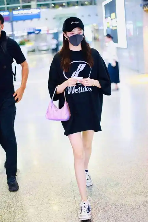 关晓彤机场秀漫画腿穿黑色t恤玩下衣失踪少女感十足