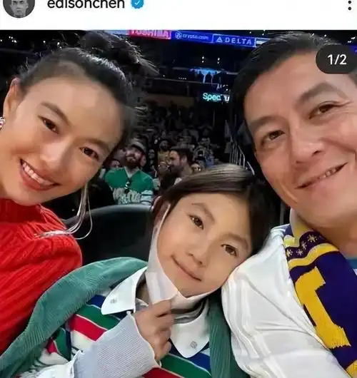 根据网上的一些说法,陈冠希是混血,拥有葡萄牙的血统,外国人不禁老