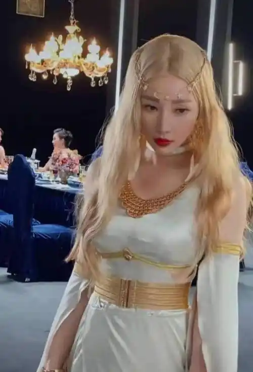 柳岩cos雅典娜太美艳,一头金发让人看傻眼,穿希腊裙凸显s型曲线_身材