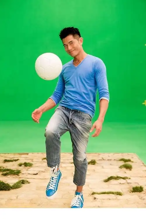 不老男神郭富城穿无袖背心露肌肉健硕身材引关注