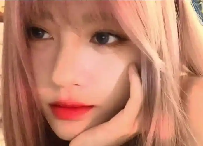 鞠婧祎挑战粉色发型五官精致得不真实乍一看像从漫画中走出来