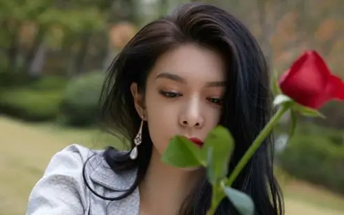 傅菁缎面衬衫干练高清桌面壁纸