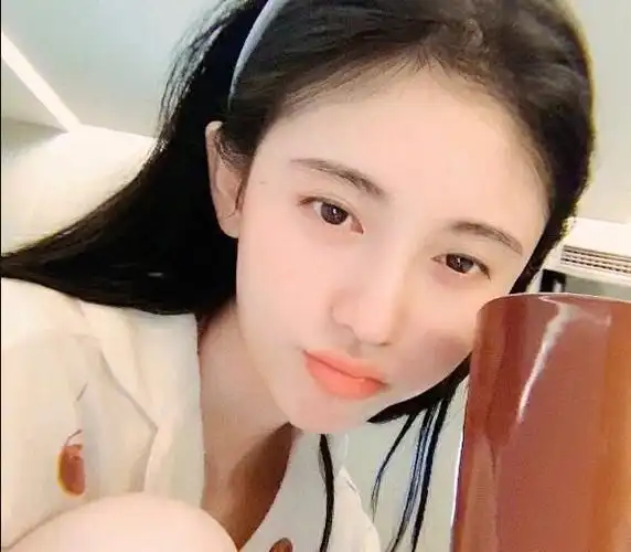 鞠婧祎晒素颜照,发际线粉被洗掉后,这才是她真实样子