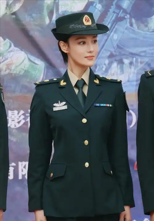 杨桃扮演者(同样是军装照,把宋轶周冬雨和殷桃放一起对比,差距就出来