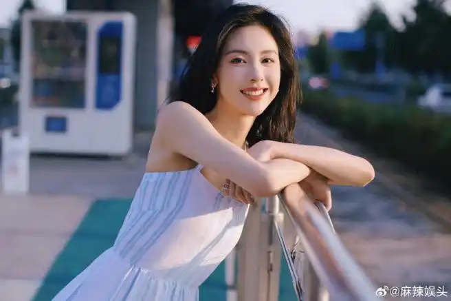 难怪她能够保持如此白皙透亮的肌肤.