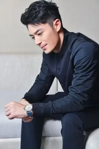 霍建华如懿传乾隆上线现身活动清爽休闲