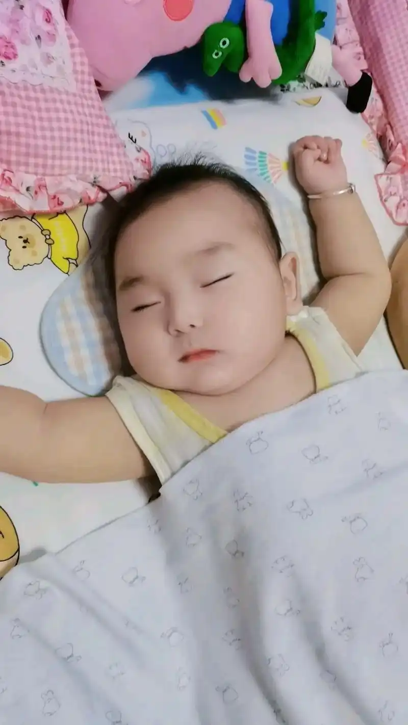 小宝宝.在睡觉,拍两张照片.睡觉都这么帅,调皮的小宝宝. - 抖音