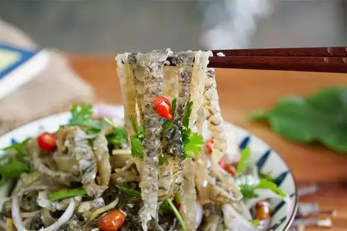 所需食材:鱼皮适量,洋葱1个,香菜2根,白芝麻1小