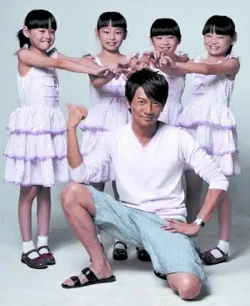 苏有朋升级"超级奶叔" 新片与四胞胎美女过招