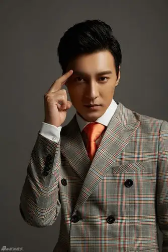 组图何建泽魅力写真轻熟男明暗光影显深情