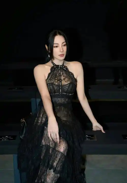 米兰时装周:张雨绮透明蕾丝长裙,性感与优雅的完美结合_时尚_裙子_的