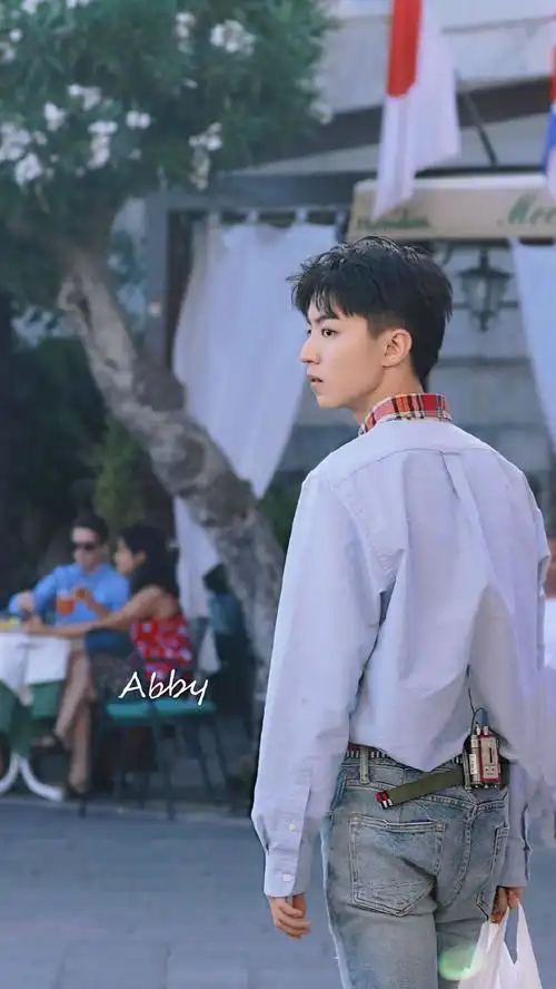 王俊凯侧拍#感受下王俊凯侧颜杀～完美的侧脸 精致的轮廓太优越了