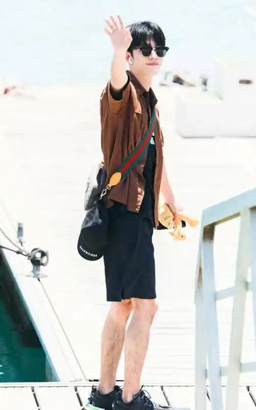 原来肖战才是"腿精",穿短裤和女助理同框,对比太真实了_网友_状态