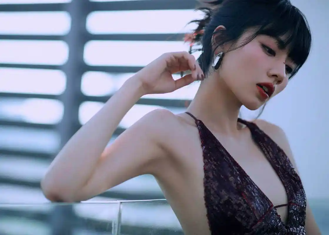 刘惜君扎发吊带迷人写真组图