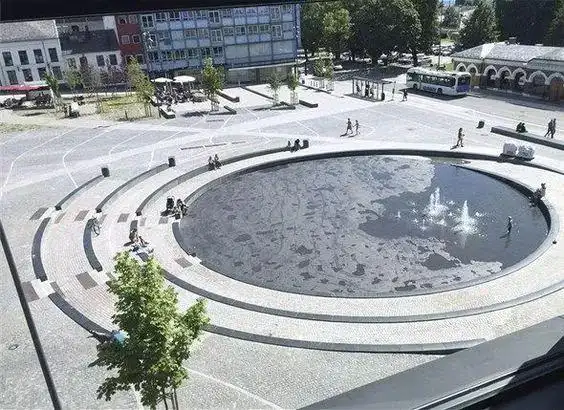 私家庭院 · 圆池  private courtyard 在私家庭院中,圆形的水景屯