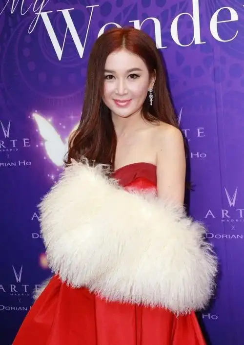 温碧霞红色抹胸裙亮相 对镜头露甜笑