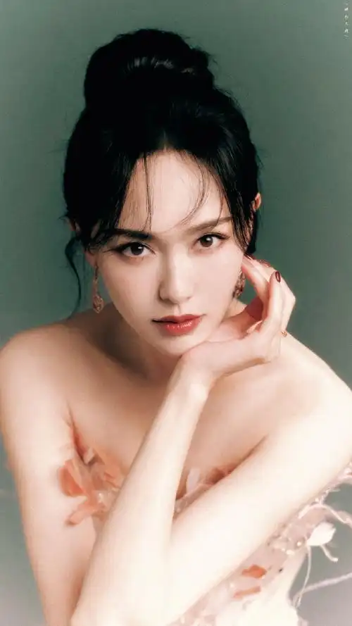 唐嫣钻石鎏光羽毛长裙