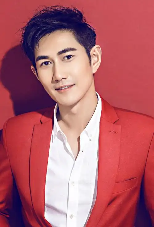 p>何明翰,1980年8月13日出生于江苏省如皋市,中国内地男演员,毕业于