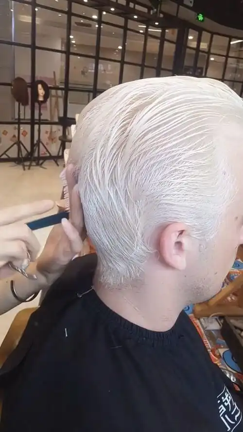 老外挑战染白色头发