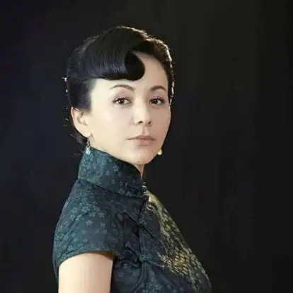 毕业于1989级上海戏剧学院表演系,中国内地女演员