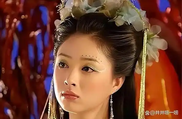 1992年,8岁的蒋欣在《坠子皇后》出演童年乔清秀,从此开启了自己的