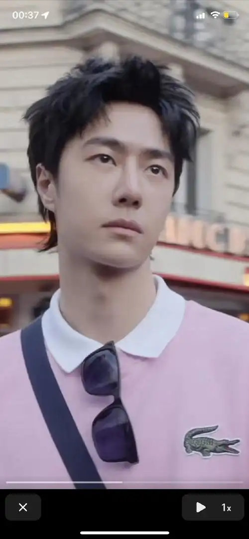 王一博穿粉#太英俊太阳光太偶像剧了 鳄鱼宝以后出了粉衣服都让代言