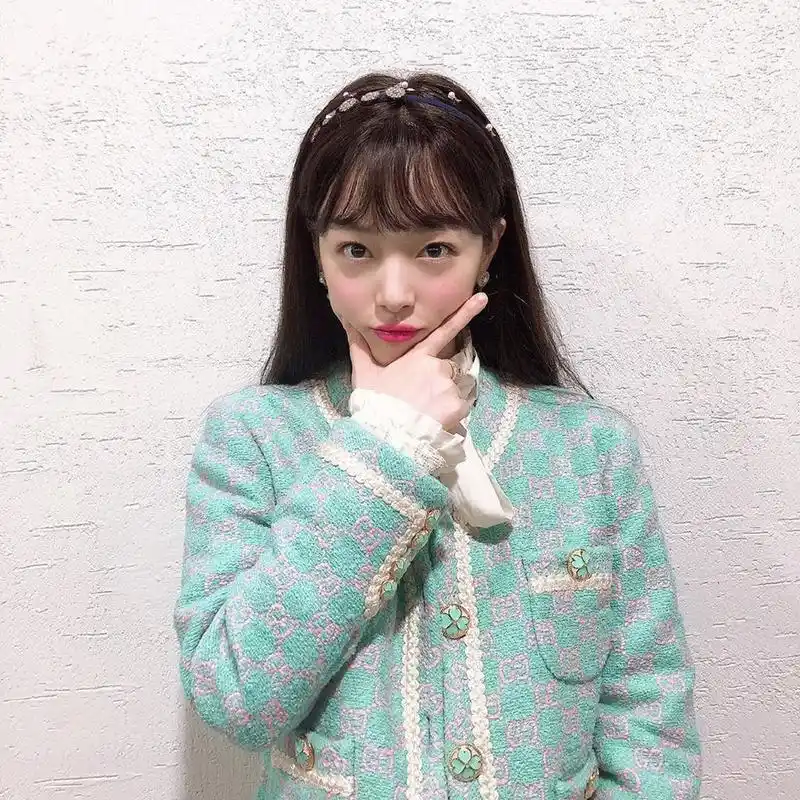 崔雪莉刘海长发显少女气质,连衣裙好优雅,白皙皮肤让我不敢吃饭