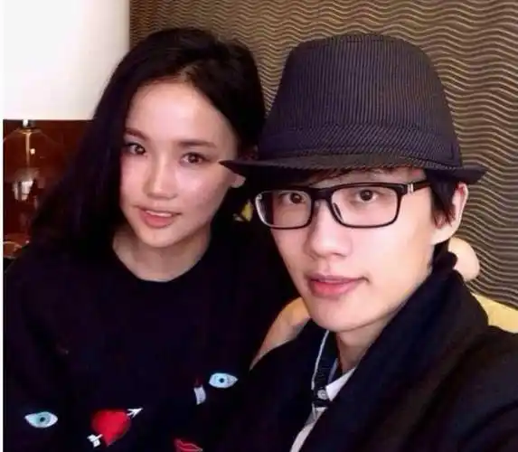 新34岁黄龄恋情风波后现身,与众人打招呼,与男友感情被疑当女子_胡洋