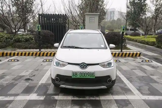 "共享电动汽车"亮相无锡 考取驾照一年以上才可租车