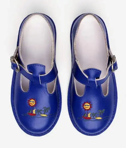 无人,竖图,俯视,室内,特写,白天,白色背景,鞋,鞋子,刺绣,一双,阴影