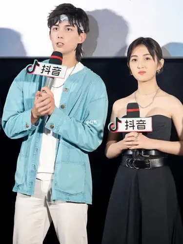 吴磊张子枫漫画里的狼尾头少年盛夏未来cp